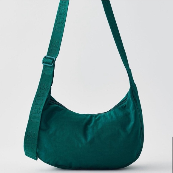 BAGGU SMALL CRESCENT IN CYPRESS GREEN - Picture 5 of 7